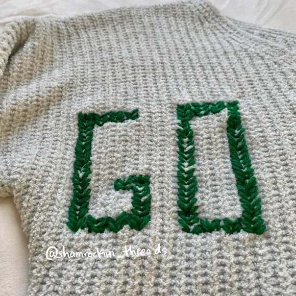 University of Notre Dame hand knit embroidered sweater - Picture 13 of 16